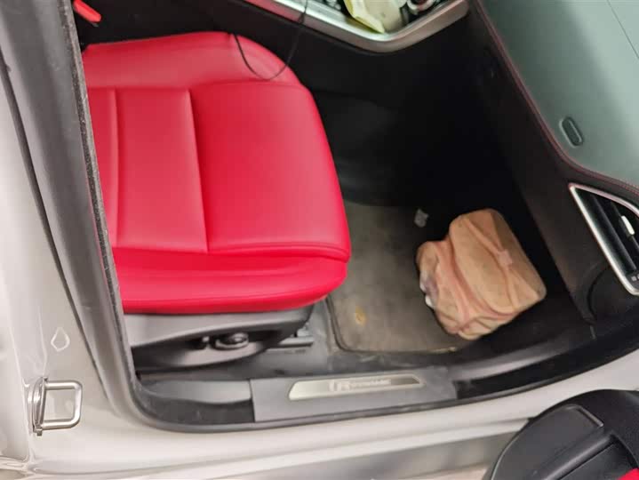 Фото 8 - Jaguar XE L