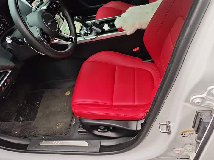 Фото 9 - Jaguar XE L