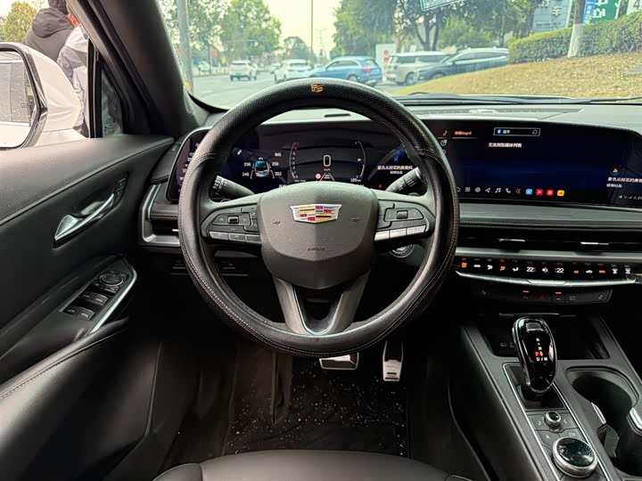 Фото 6 - Cadillac XT4