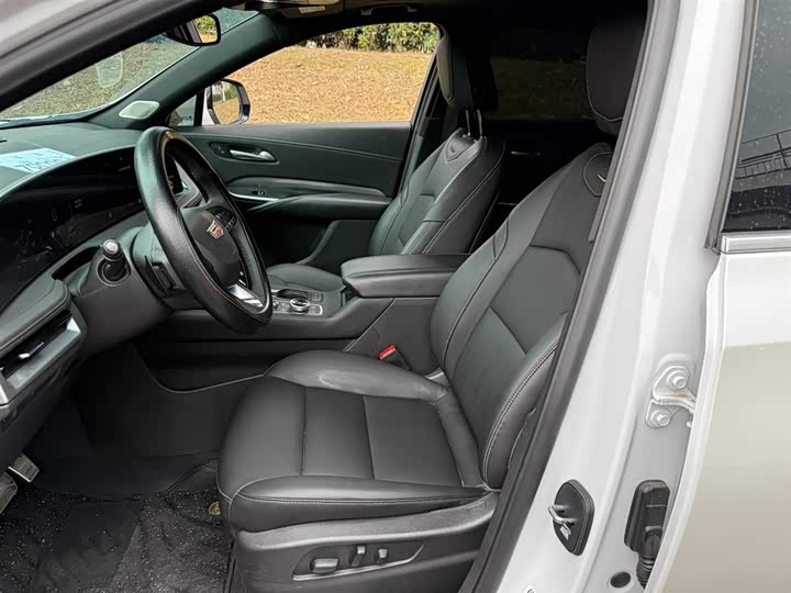 Фото 8 - Cadillac XT4