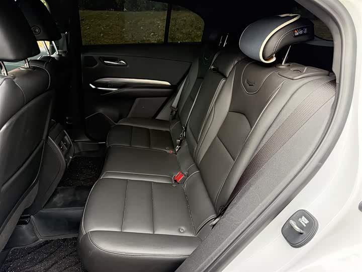 Фото 9 - Cadillac XT4