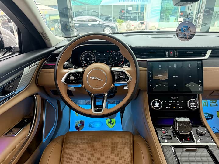 Photo 4 - Jaguar XF L