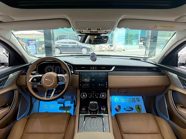 Photo 5 - Jaguar XF L