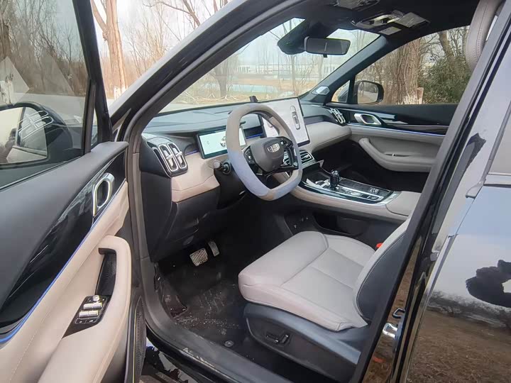 Фото 4 - Geely Atlas L