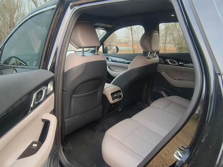 Фото 5 - Geely Atlas L