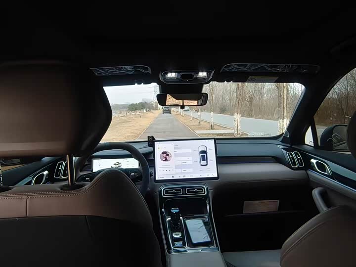 Фото 6 - Geely Atlas L