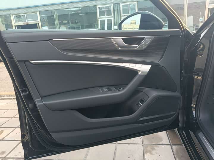 Фото 6 - Audi A6L