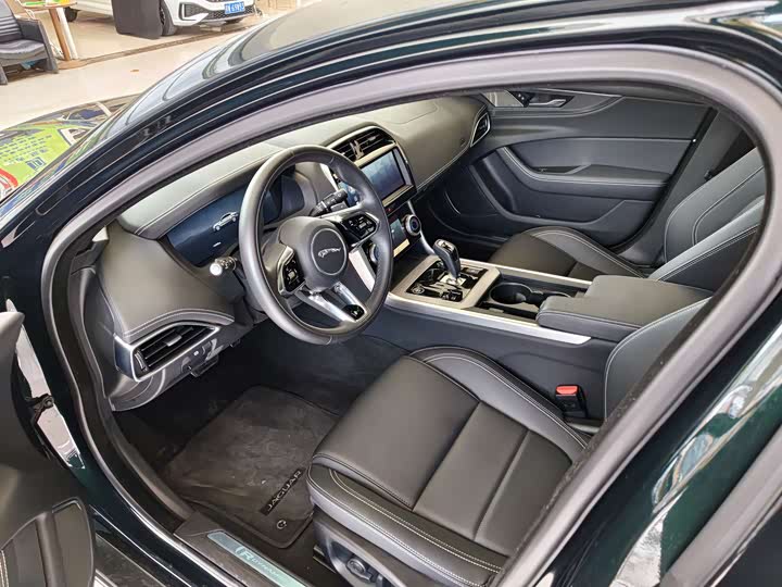 Фото 4 - Jaguar XE L