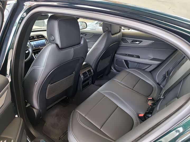 Фото 7 - Jaguar XE L