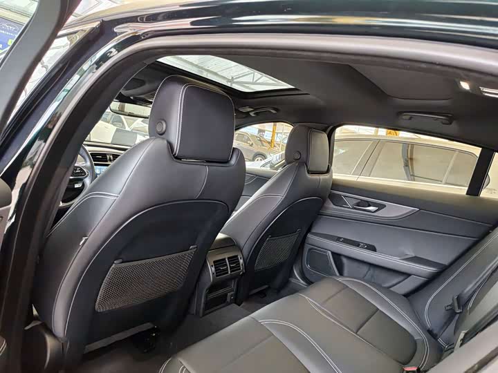 Фото 8 - Jaguar XE L