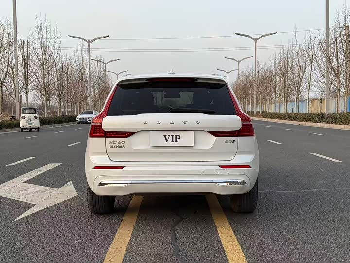 Фото 8 - Volvo XC60