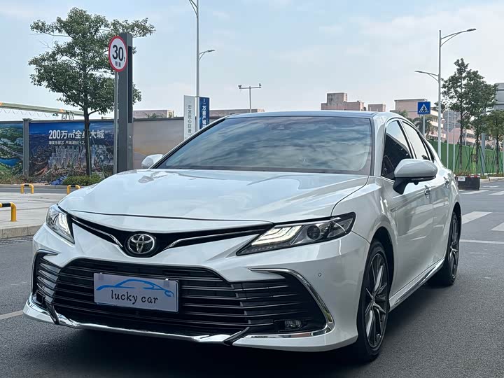 Фото 1 - Toyota Camry