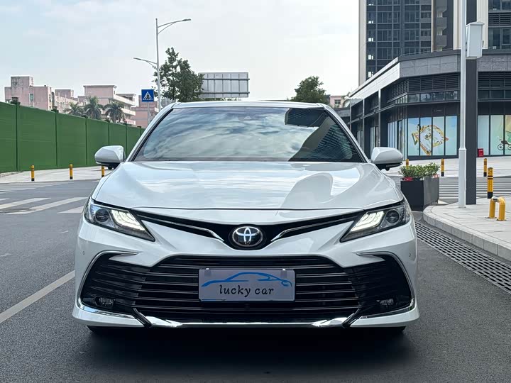 Фото 2 - Toyota Camry