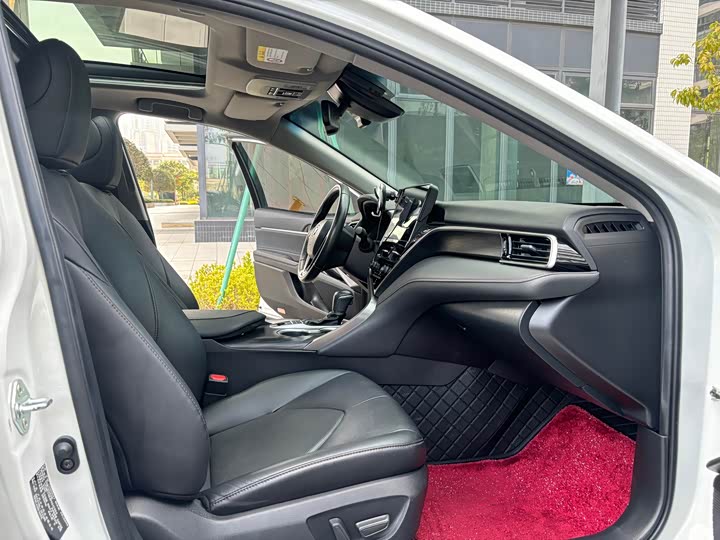 Фото 7 - Toyota Camry