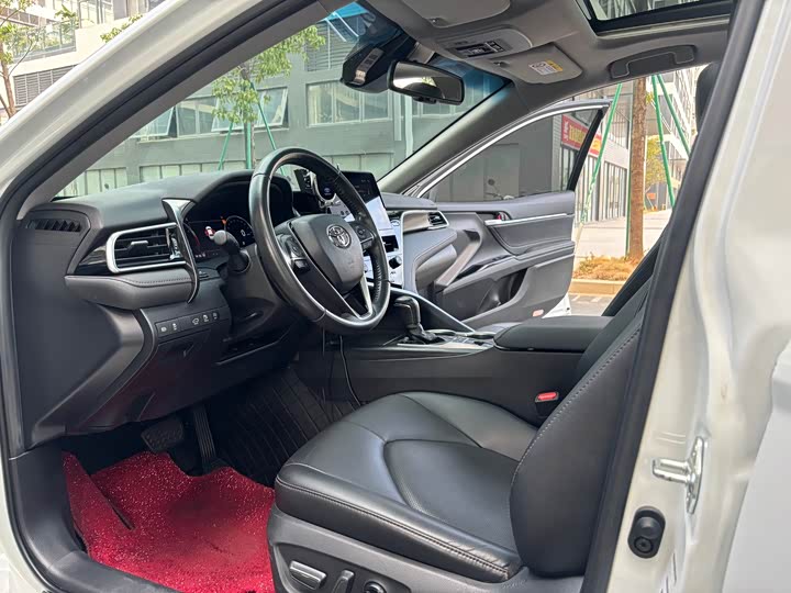 Фото 8 - Toyota Camry