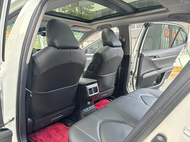 Фото 9 - Toyota Camry