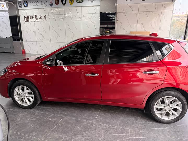 Фото 4 - Nissan Tiida