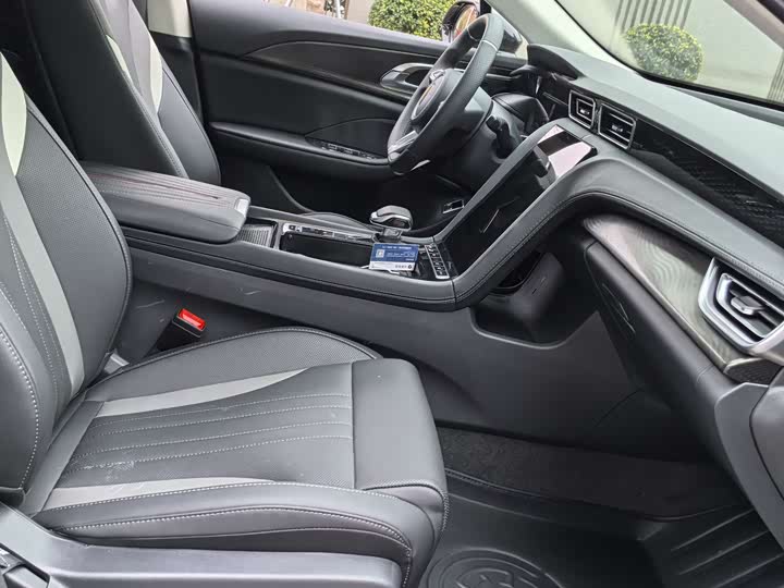 Фото 7 - Hongqi H6