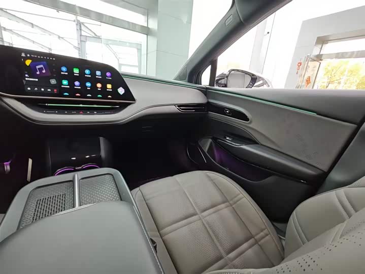 Photo 7 - Hongqi EH7