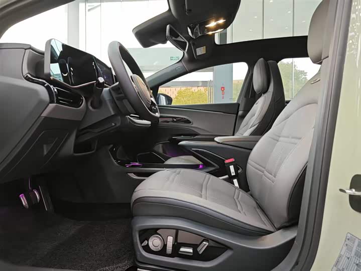 Photo 8 - Hongqi EH7