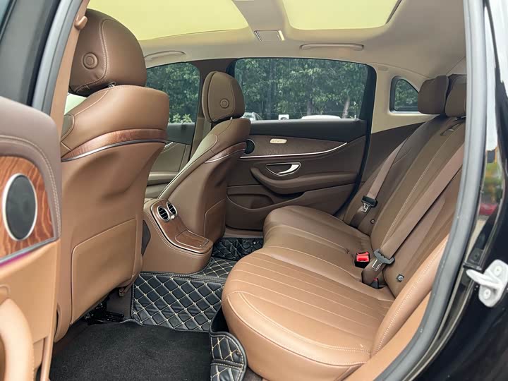 Photo 9 - Mercedes-Benz E-Class