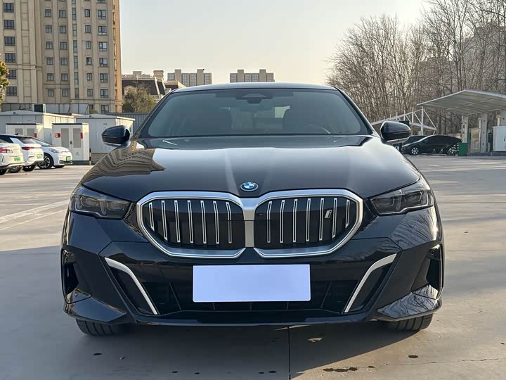 Фото 2 - BMW i5