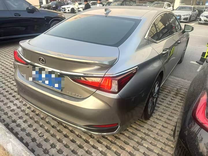 Фото 2 - Lexus ES