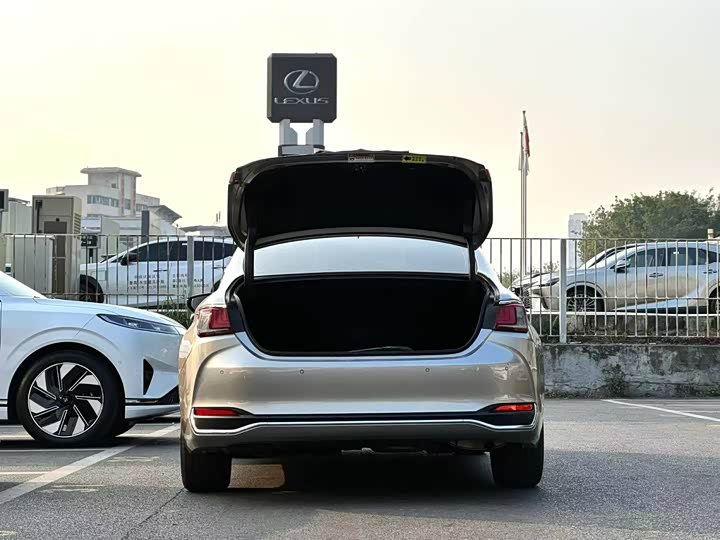 Фото 6 - Lexus ES