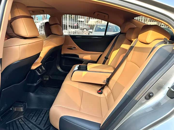 Фото 8 - Lexus ES