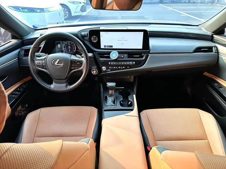 Фото 9 - Lexus ES