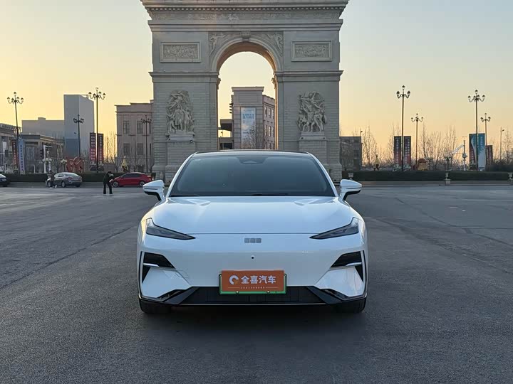 Photo 2 - Geely Galaxy E8