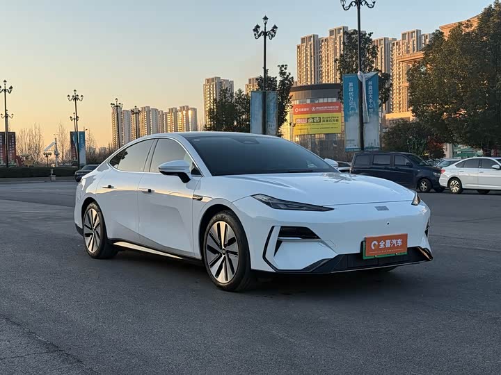 Photo 3 - Geely Galaxy E8