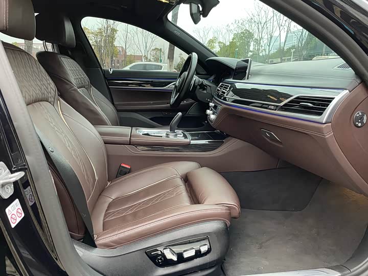 Фото 8 - BMW 7 Series