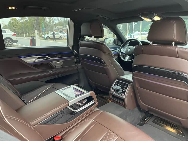 Фото 9 - BMW 7 Series