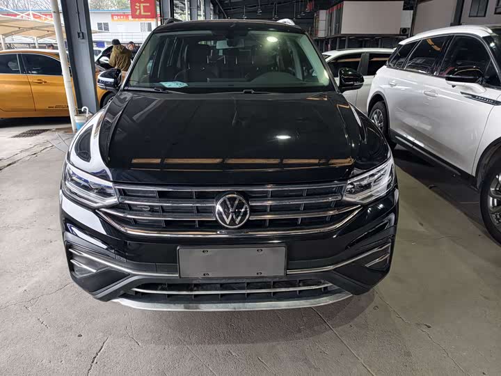 Фото 1 - Volkswagen Tiguan L Pro