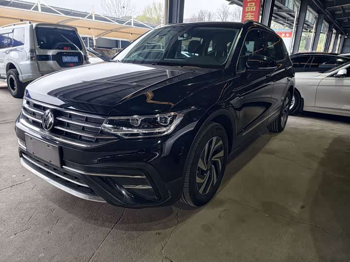 Фото 2 - Volkswagen Tiguan L Pro