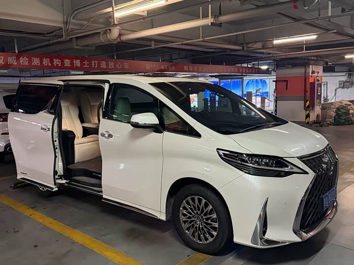 Фото 2 - Lexus LM