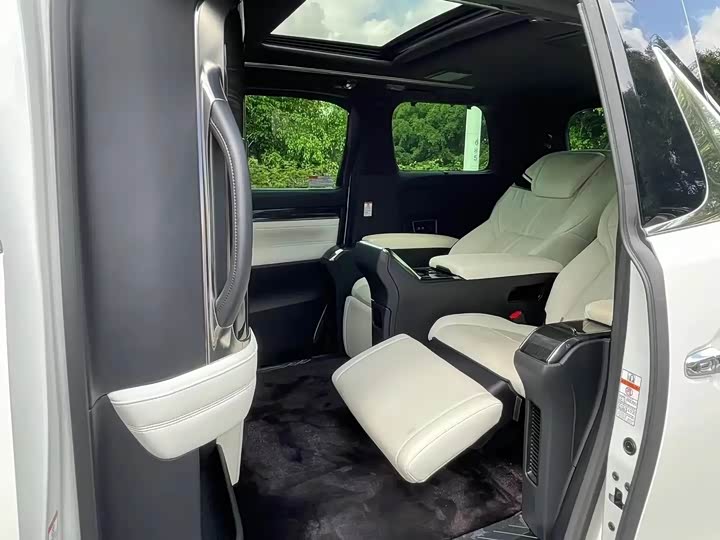 Фото 8 - Lexus LM