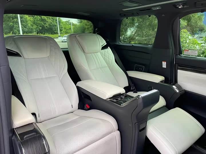 Фото 9 - Lexus LM