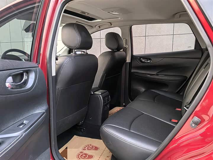 Фото 8 - Nissan Tiida