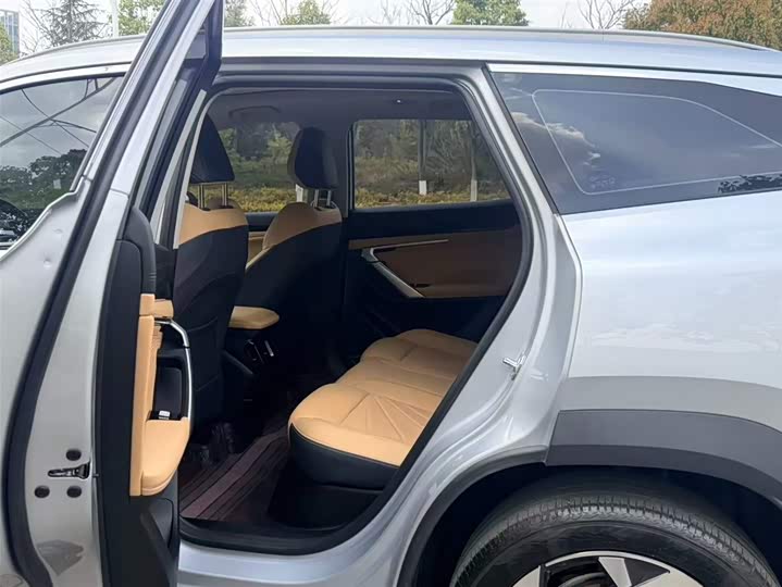 Фото 6 - Geely Atlas L