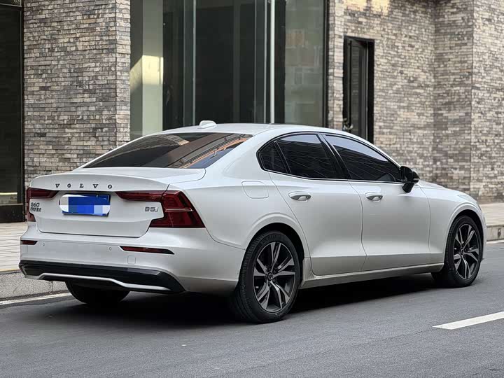 Фото 9 - Volvo S60