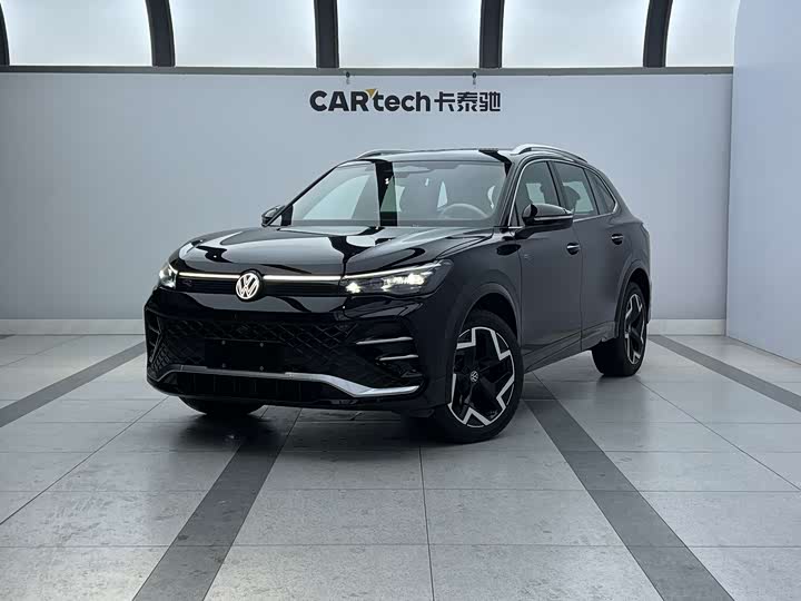 Photo 1 - Volkswagen Tiguan L Pro