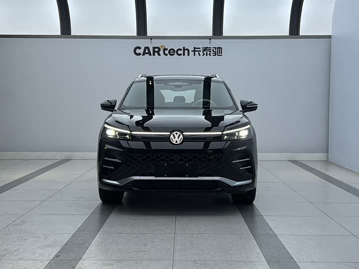 Photo 2 - Volkswagen Tiguan L Pro