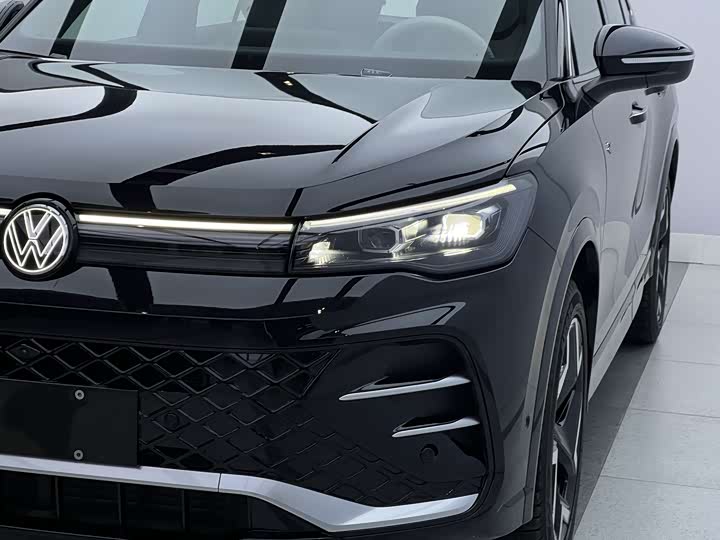 Photo 3 - Volkswagen Tiguan L Pro