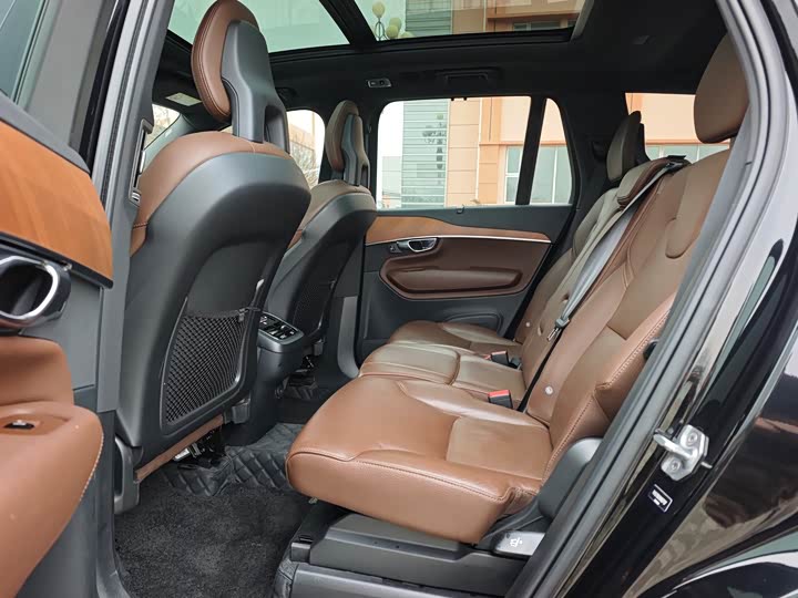 Фото 9 - Volvo XC90