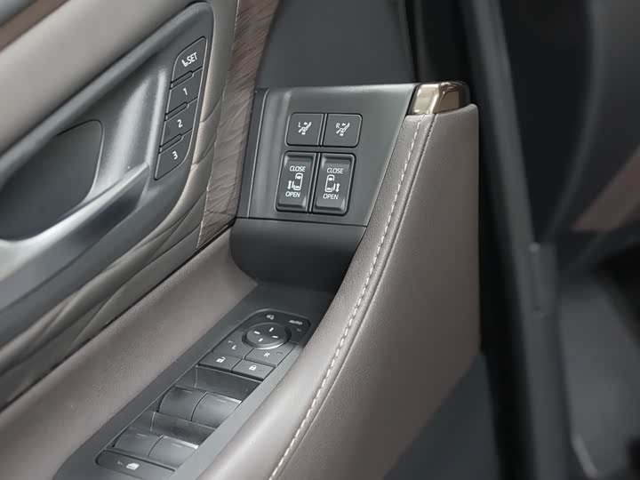 Photo 7 - Toyota Alphard