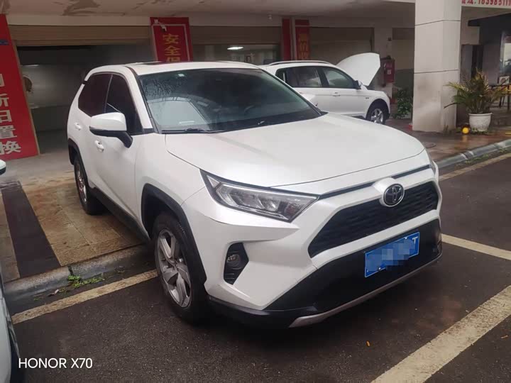 Фото 2 - Toyota RAV4