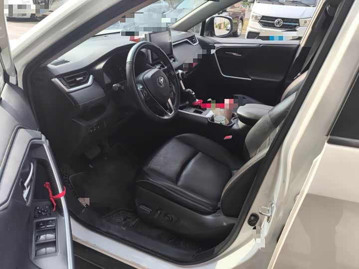 Фото 4 - Toyota RAV4