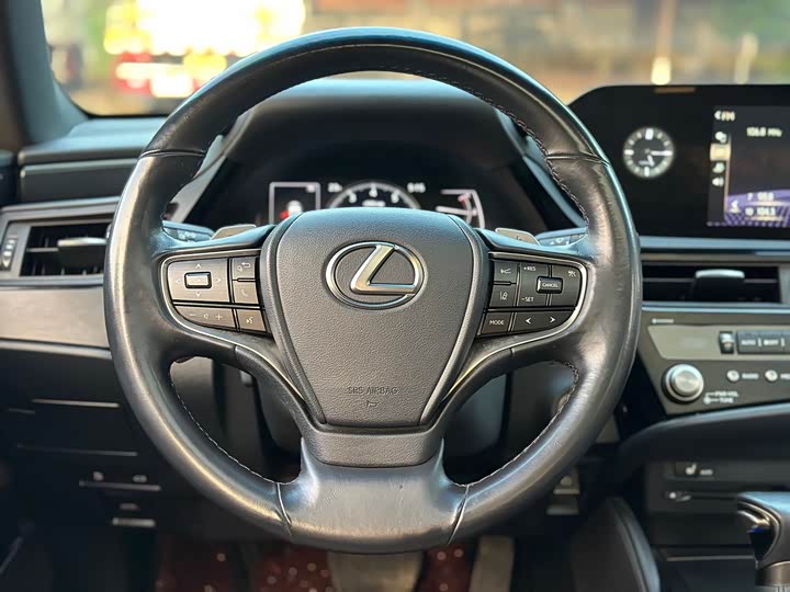 Фото 4 - Lexus ES